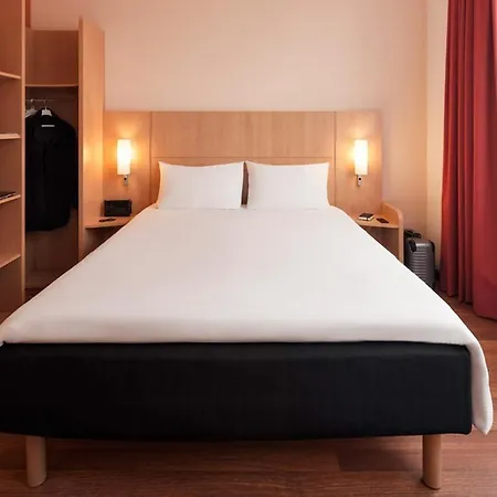 Ibis Altstadt מלון