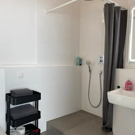 شقة 2-zimmer-appartment In Top-city-lage Mit Parken Und Klimaanlage *
