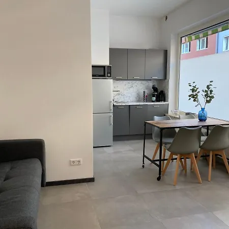 شقة 2-zimmer-appartment In Top-city-lage Mit Parken Und Klimaanlage