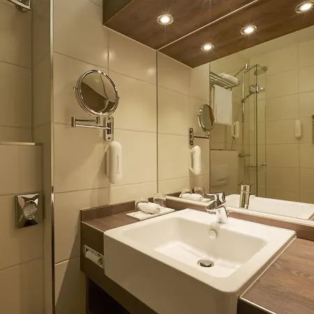 Hotel H+