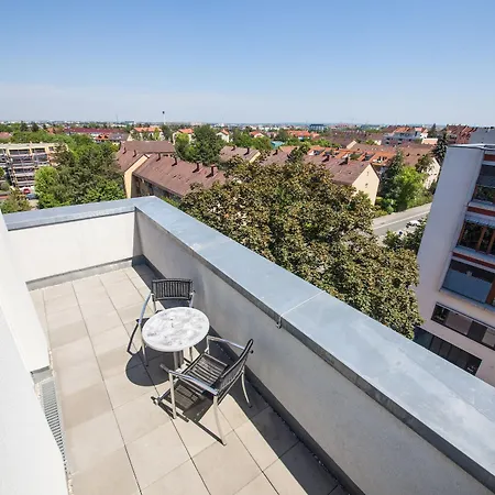 Hotel Novina Tillypark