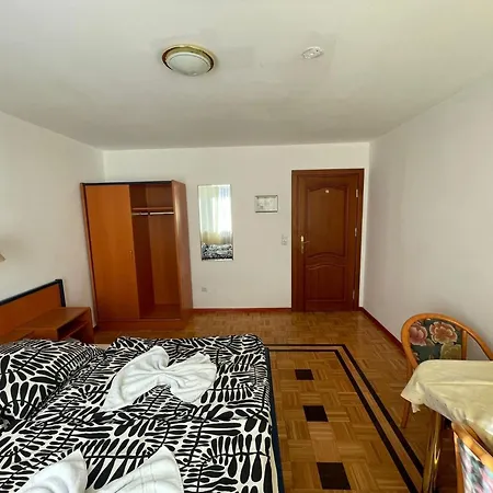 4 Bett Zimmer 1 Apartment *
