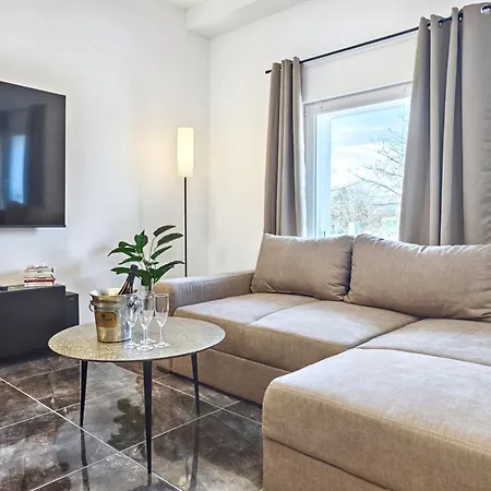 Apartment Designer Loft Fuer Bis Zu 15, Whirlpool, Infrarotsauna, Billard, Pokertisch, 2 Baeder *