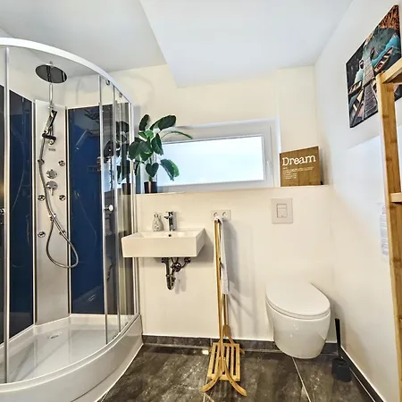 Apartment Designer Loft Fuer Bis Zu 15, Whirlpool, Infrarotsauna, Billard, Pokertisch, 2 Baeder *