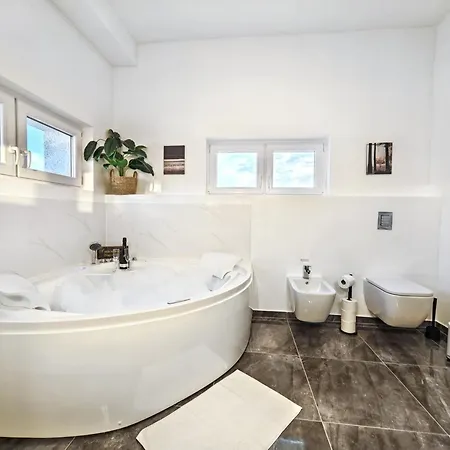 Designer Loft Fuer Bis Zu 15, Whirlpool, Infrarotsauna, Billard, Pokertisch, 2 Baeder *