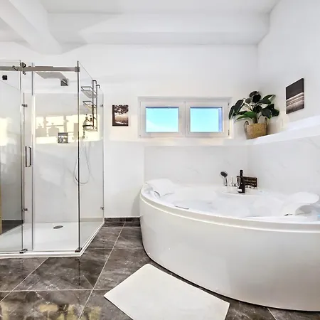 Designer Loft Fuer Bis Zu 15, Whirlpool, Infrarotsauna, Billard, Pokertisch, 2 Baeder Apartment *