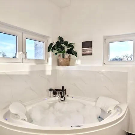 Apartment Designer Loft Fuer Bis Zu 15, Whirlpool, Infrarotsauna, Billard, Pokertisch, 2 Baeder Nuremberg