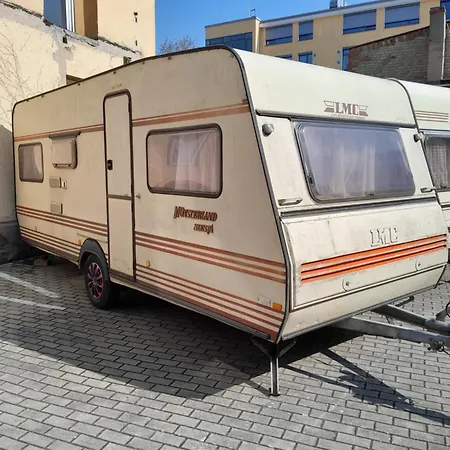 Moving - Retro Uebernachten Im Wohnwagen, Guenstig & Zentral Campsite *