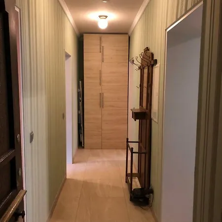 3 Mobiliert Nahe Zentrum/3 Furnished Near Center *