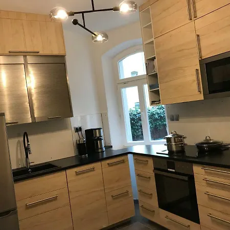 3 Mobiliert Nahe Zentrum/3 Furnished Near Center
