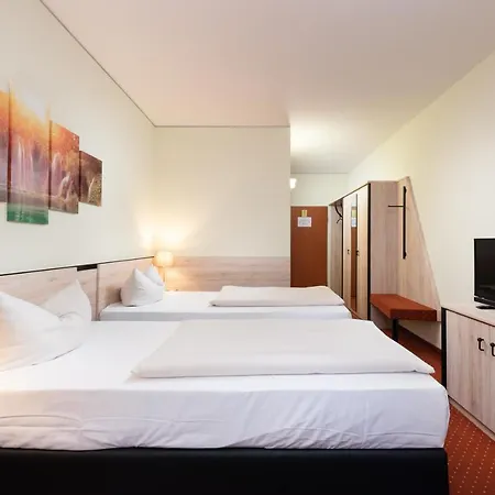 Novina Suedwestpark Hotell 4*