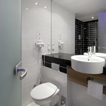 Premier Centre מלון 3*