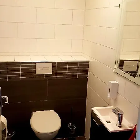 Hotel 105 *