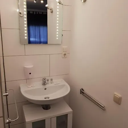 Hotel 105 *