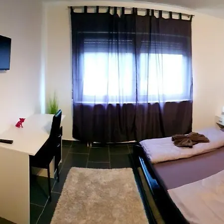Hotel 105 *