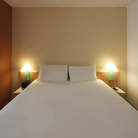 Ibis Hauptbahnhof 2* נירנברג