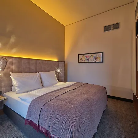 Adina Hotel 4*