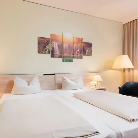 Novina Suedwestpark Hotell 4*