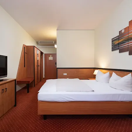 Novina Suedwestpark Hotell 4*