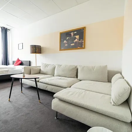 Full House - Shared Bath & Kitchen Aparthotel *
