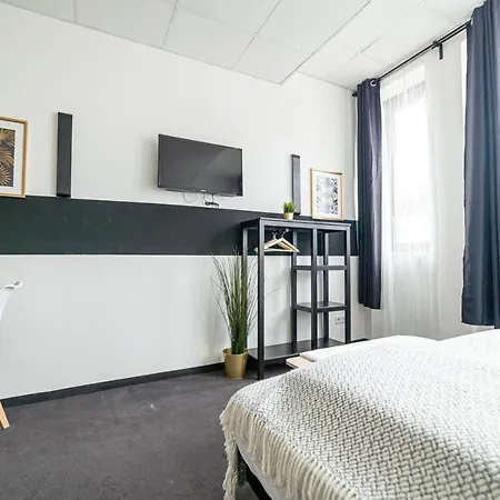 Full House - Shared Bath & Kitchen Aparthotel Nuremberg