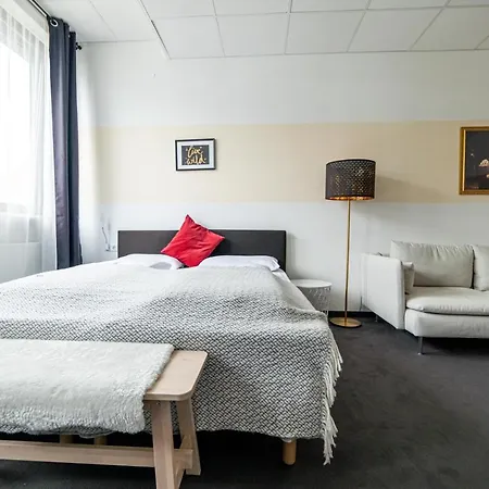 Full House - Shared Bath & Kitchen Aparthotel Nuremberg
