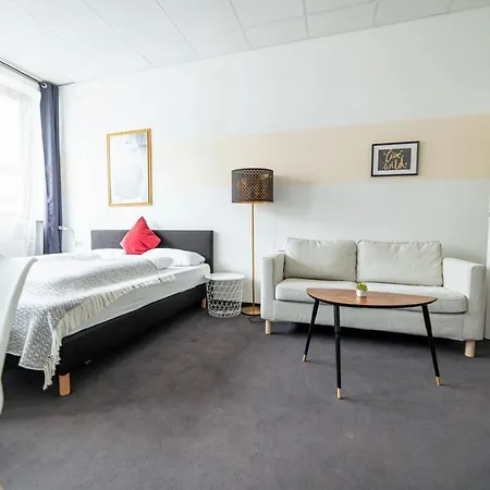 Full House - Shared Bath & Kitchen Aparthotel Nuremberg