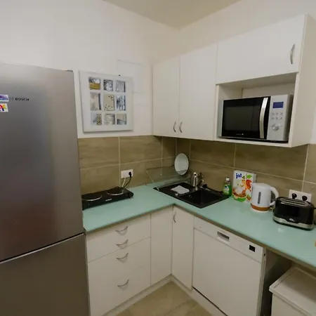 Aparthotel Full House - Shared Bath & Kitchen *