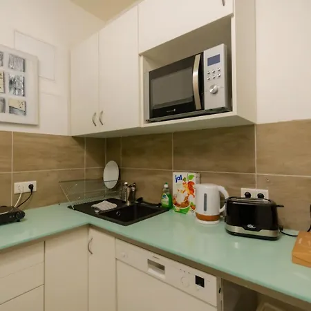 Full House - Shared Bath & Kitchen Aparthotel