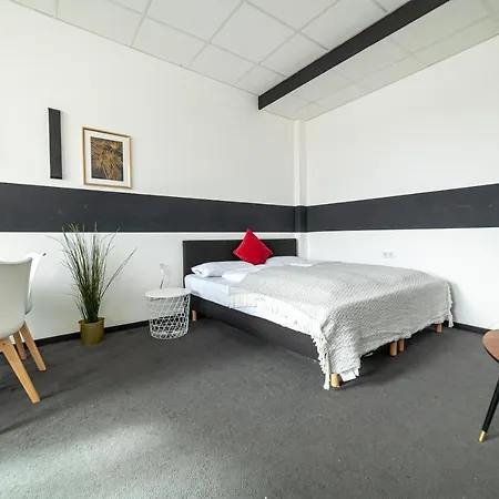 Aparthotel Full House - Shared Bath & Kitchen *