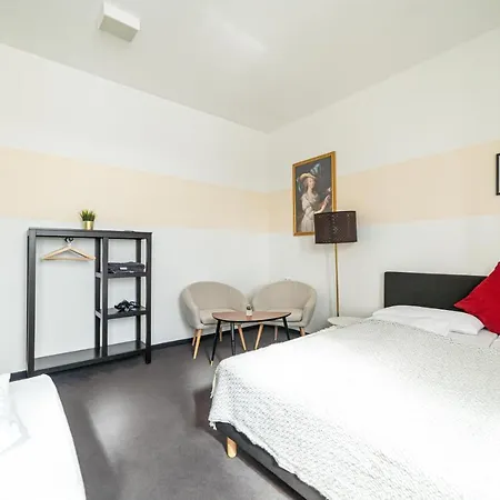 Aparthotel Full House - Shared Bath & Kitchen *