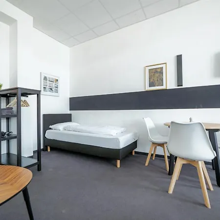 Full House - Shared Bath & Kitchen Aparthotel