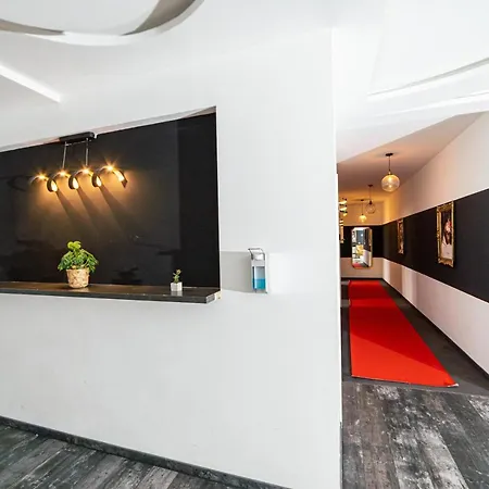 Full House - Shared Bath & Kitchen 公寓式酒店