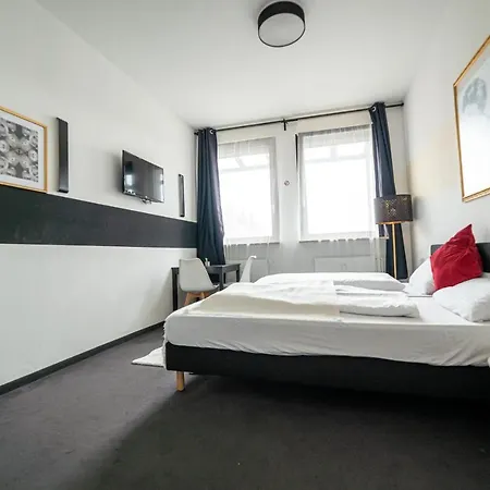 Full House - Shared Bath & Kitchen *