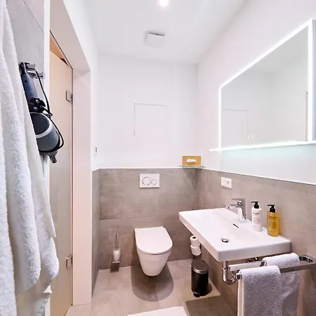 Xzllenz Traum Studio-apartment, Frei-parken, U-bahn, Kueche Apartment *