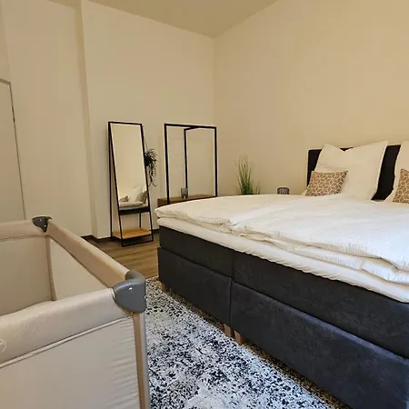Yfb-170m2 Fuer Bis Zu 15, Modern, 1min Zu Ubahn, Ruhige Lage, Parkplaetze, Wifi, Netflix, Kindergerecht Nuremberg