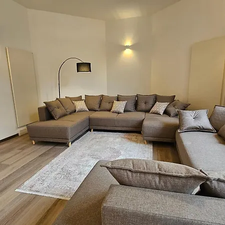 Apartment Yfb-170m2 Fuer Bis Zu 15, Modern, 1min Zu Ubahn, Ruhige Lage, Parkplaetze, Wifi, Netflix, Kindergerecht Nuremberg