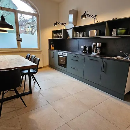Apartment Yfb-170m2 Fuer Bis Zu 15, Modern, 1min Zu Ubahn, Ruhige Lage, Parkplaetze, Wifi, Netflix, Kindergerecht *
