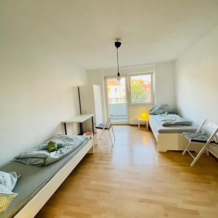 Fuer 4 Personen, U-bahn, Autobahn Naehe, Balkon Apartment