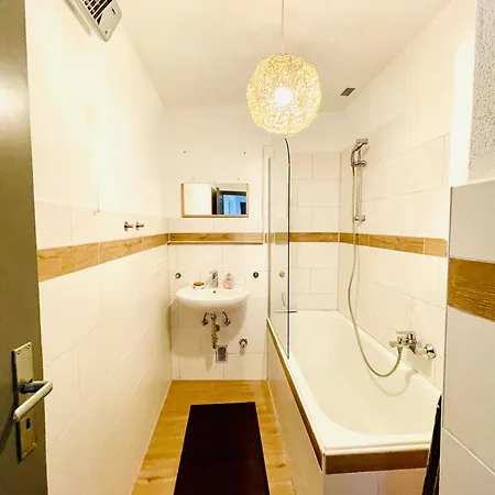 Fuer 4 Personen, U-bahn, Autobahn Naehe, Balkon Apartment *