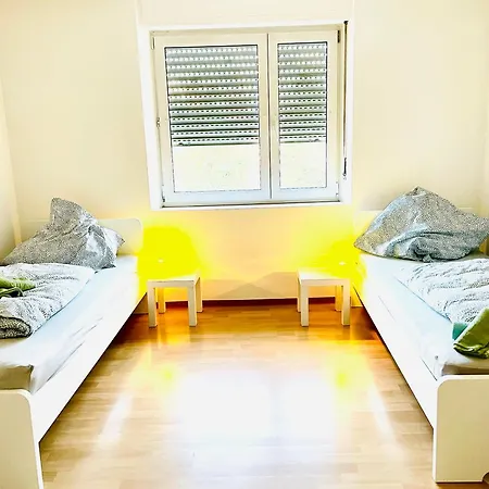 Apartment Fuer 4 Personen, U-bahn, Autobahn Naehe, Balkon