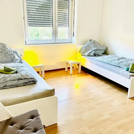 Fuer 4 Personen, U-bahn, Autobahn Naehe, Balkon Apartment *