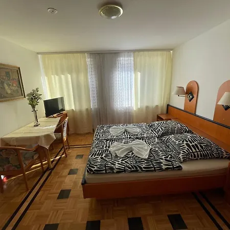 Apartment Doppelbett Zimmer 12