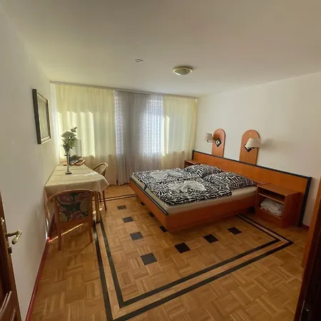 Doppelbett Zimmer 12 Apartment Nuremberg