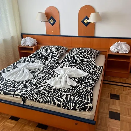Doppelbett Zimmer 12