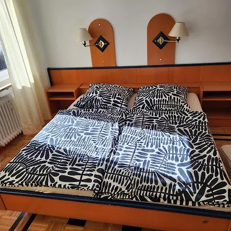 Doppelbett Zimmer 12 Apartment Nuremberg