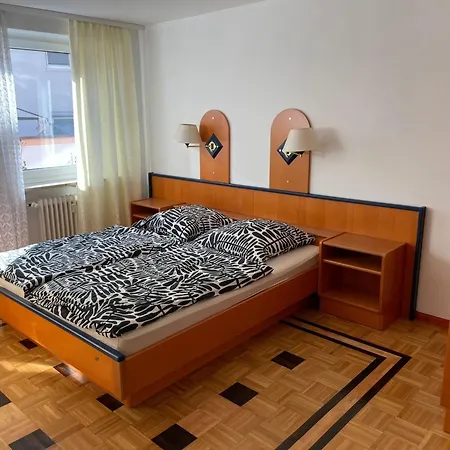 Doppelbett Zimmer 12 Apartment *