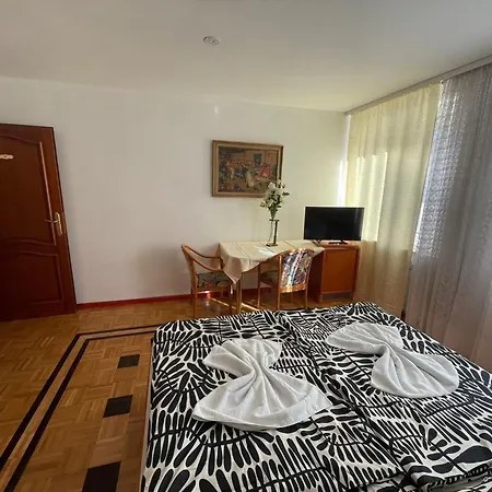 Apartment Doppelbett Zimmer 12 *