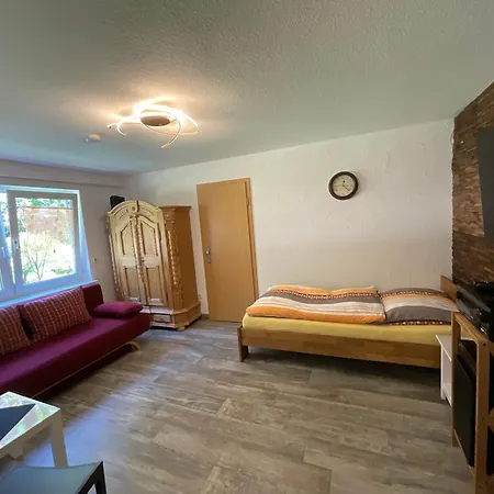 Apartment Messe-apartment, 4 Schlafzimmer, 80 Qm, Garten - 6 Km Zur Messe, Verkehrsguenstig, Ruhig, Parkplaetze *