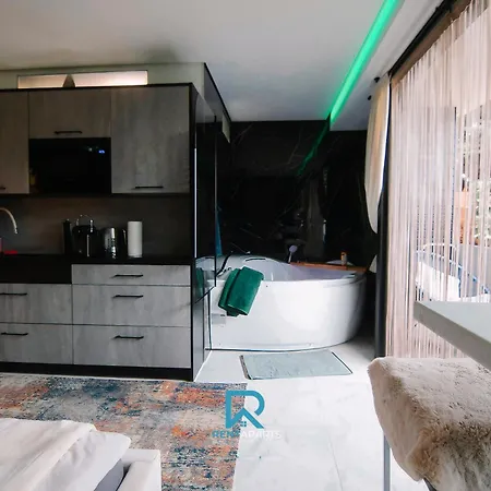 Airport Exklusiv Mit Eigenem Whirpool 2,5 Km Vom Flughafen Apartment